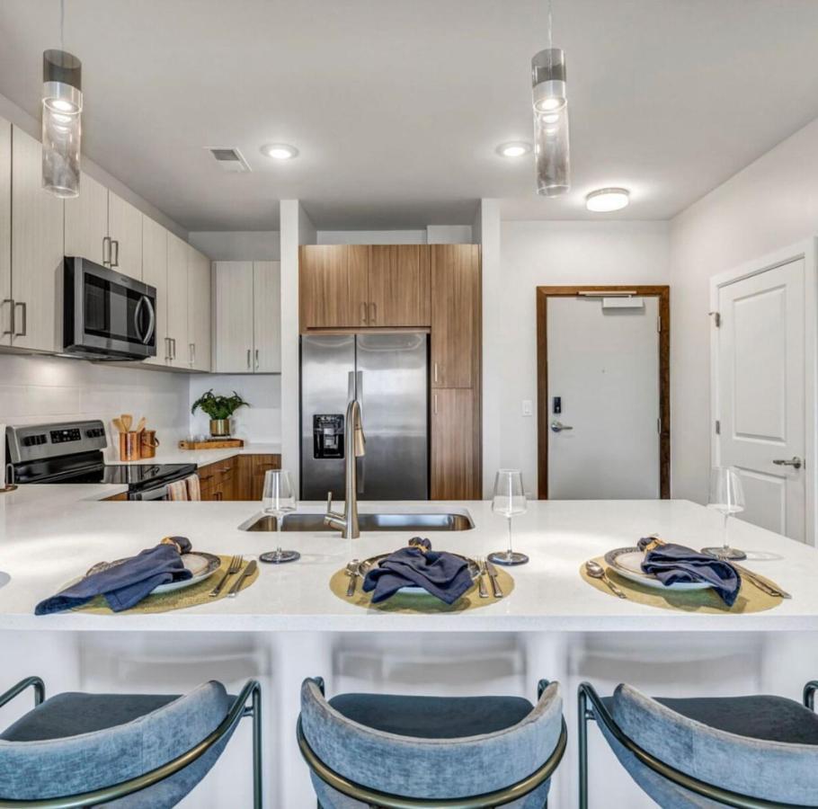 Spacious Castle W Gym Pool Free Parking I Walk To Dowtown N Broadway NashvilleNashville  Kültér fotó