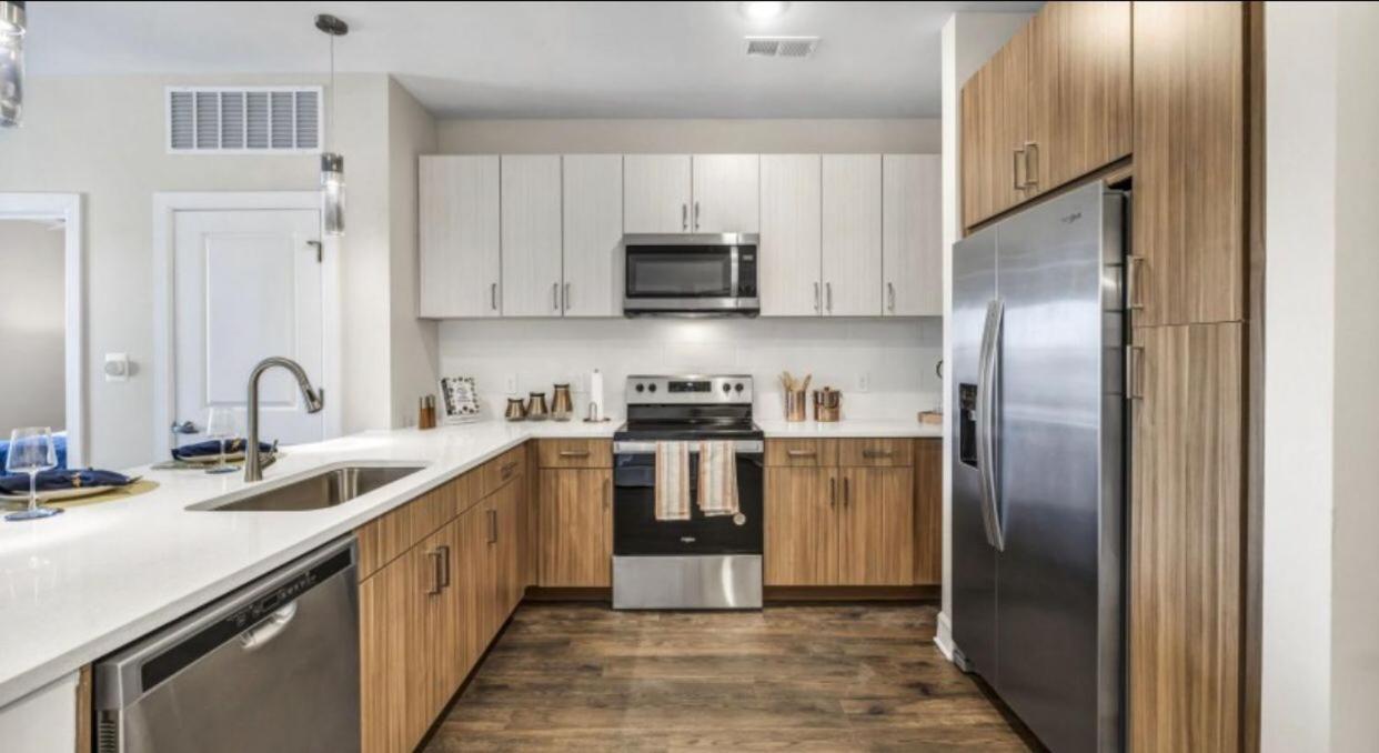 Spacious Castle W Gym Pool Free Parking I Walk To Dowtown N Broadway NashvilleNashville  Kültér fotó